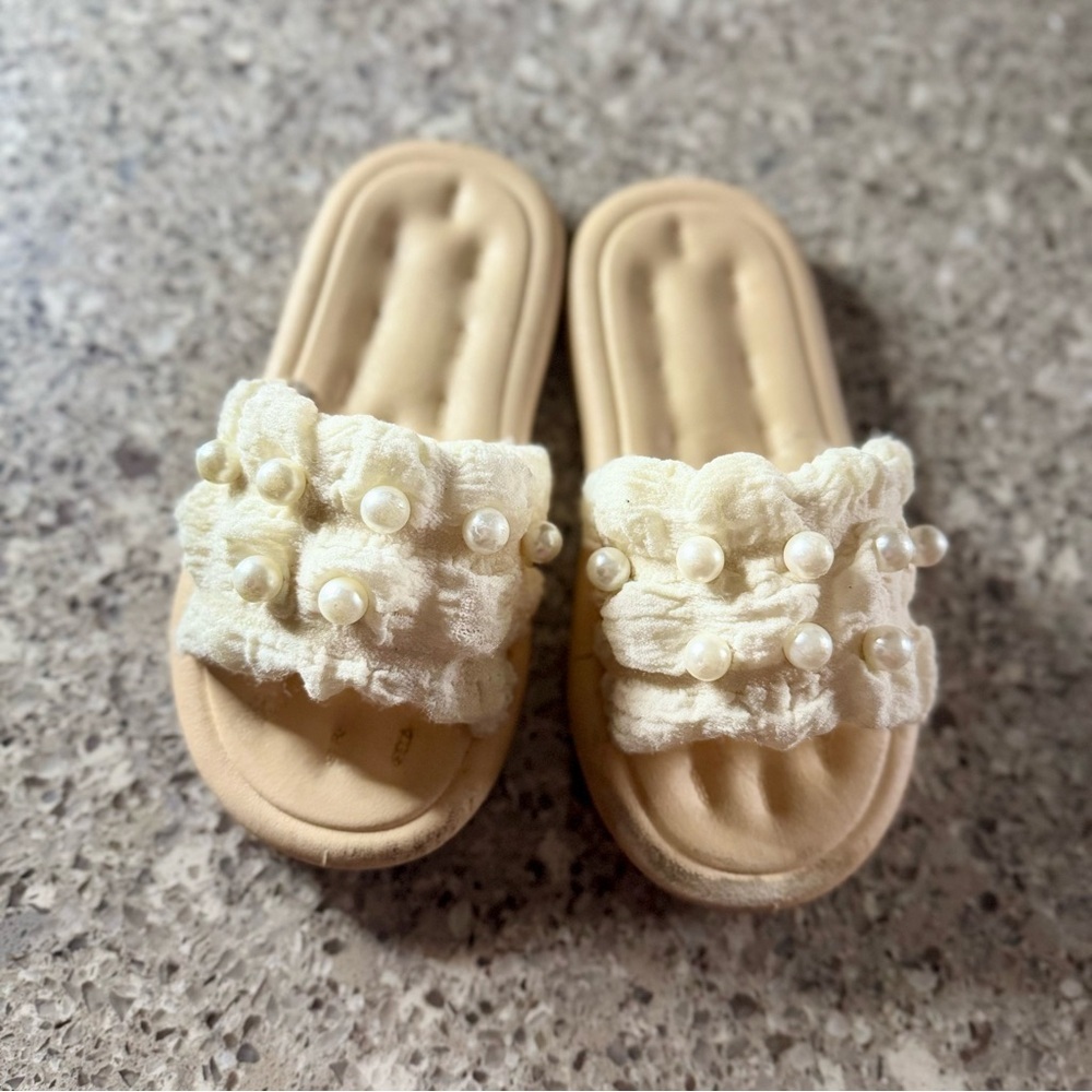 Girls White Sandals with Bead Embellishments Size 11.5C-12.5C